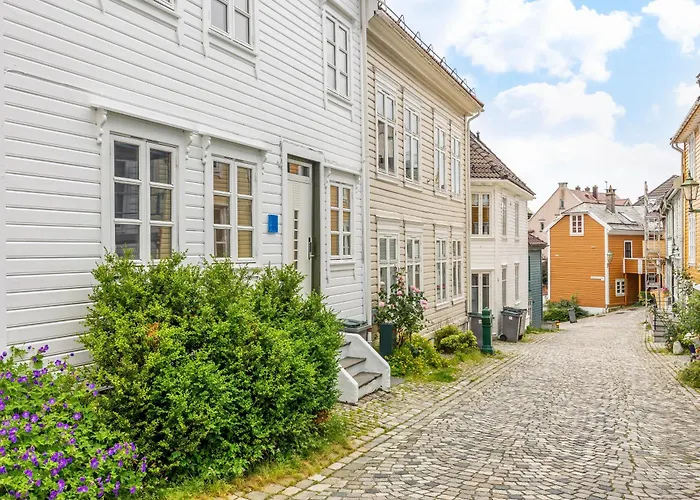 View To Bryggen - Renovated Dec 24 - Historic Cobblestone Street Apartment